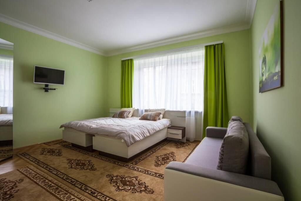 Luxury Air-conditioned Family Apartment Špitálska Old Town Bratislava Exterior foto
