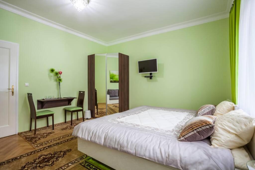 Luxury Air-conditioned Family Apartment Špitálska Old Town Bratislava Exterior foto